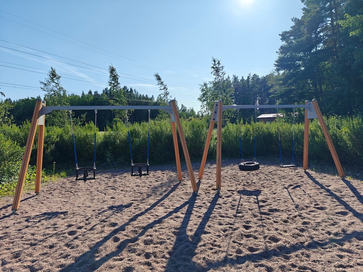 Kaksi vauvakeinua, rengaskeinu ja lautakeinu.