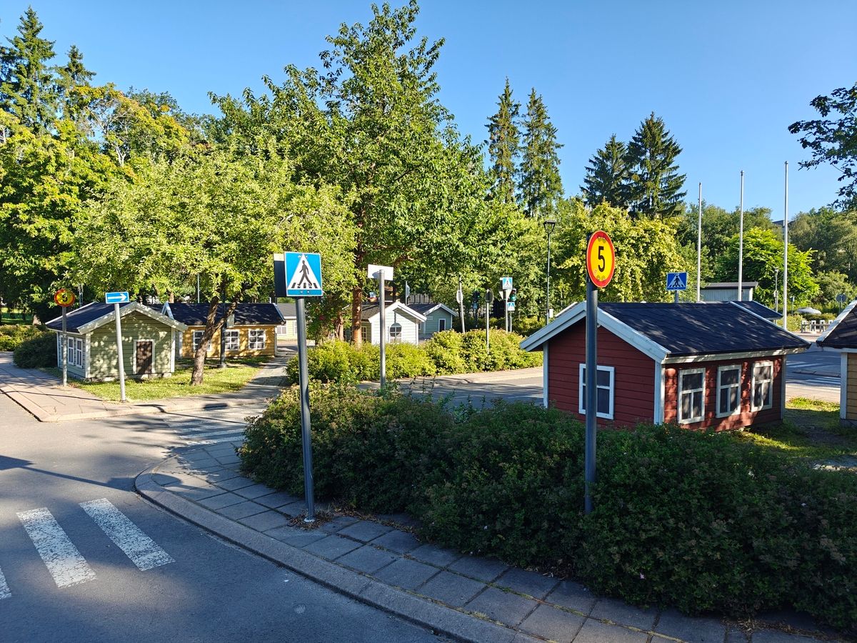 Kupittaan liikennepuisto on minikokoinen kaupunki pienille ajajille.