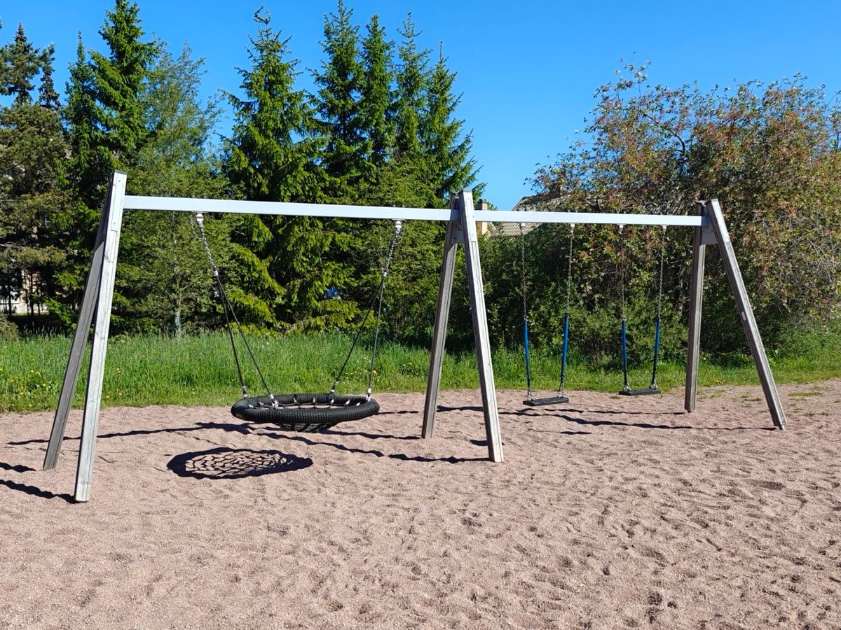 Hämähäkkikeinu ja lautakeinut.