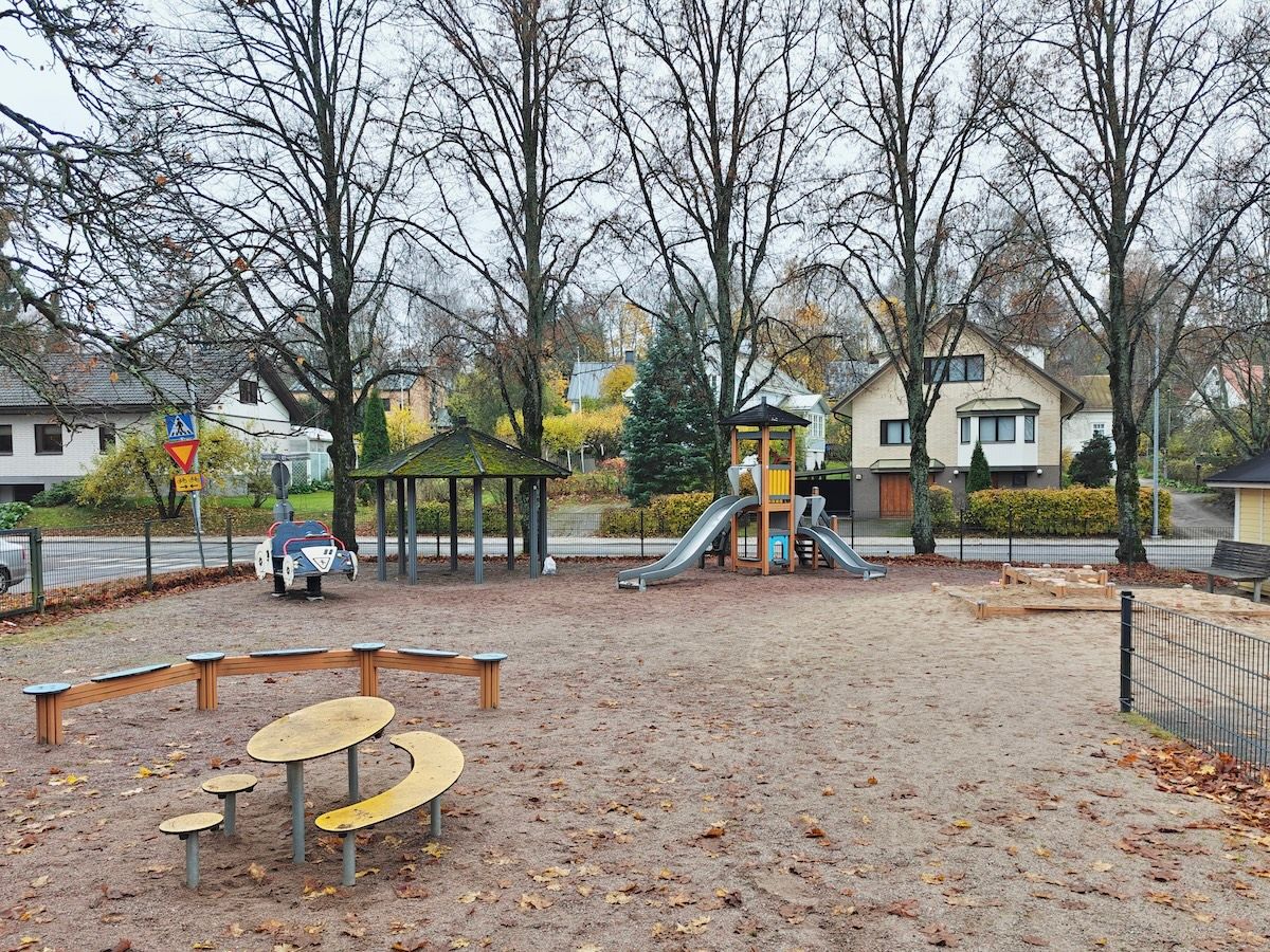 Liukumäki, autojousiväline, heikkalaatikko, tasapainoiluväline ja penkit.