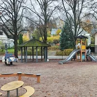 Liukumäki, autojousiväline, heikkalaatikko, tasapainoiluväline ja penkit.