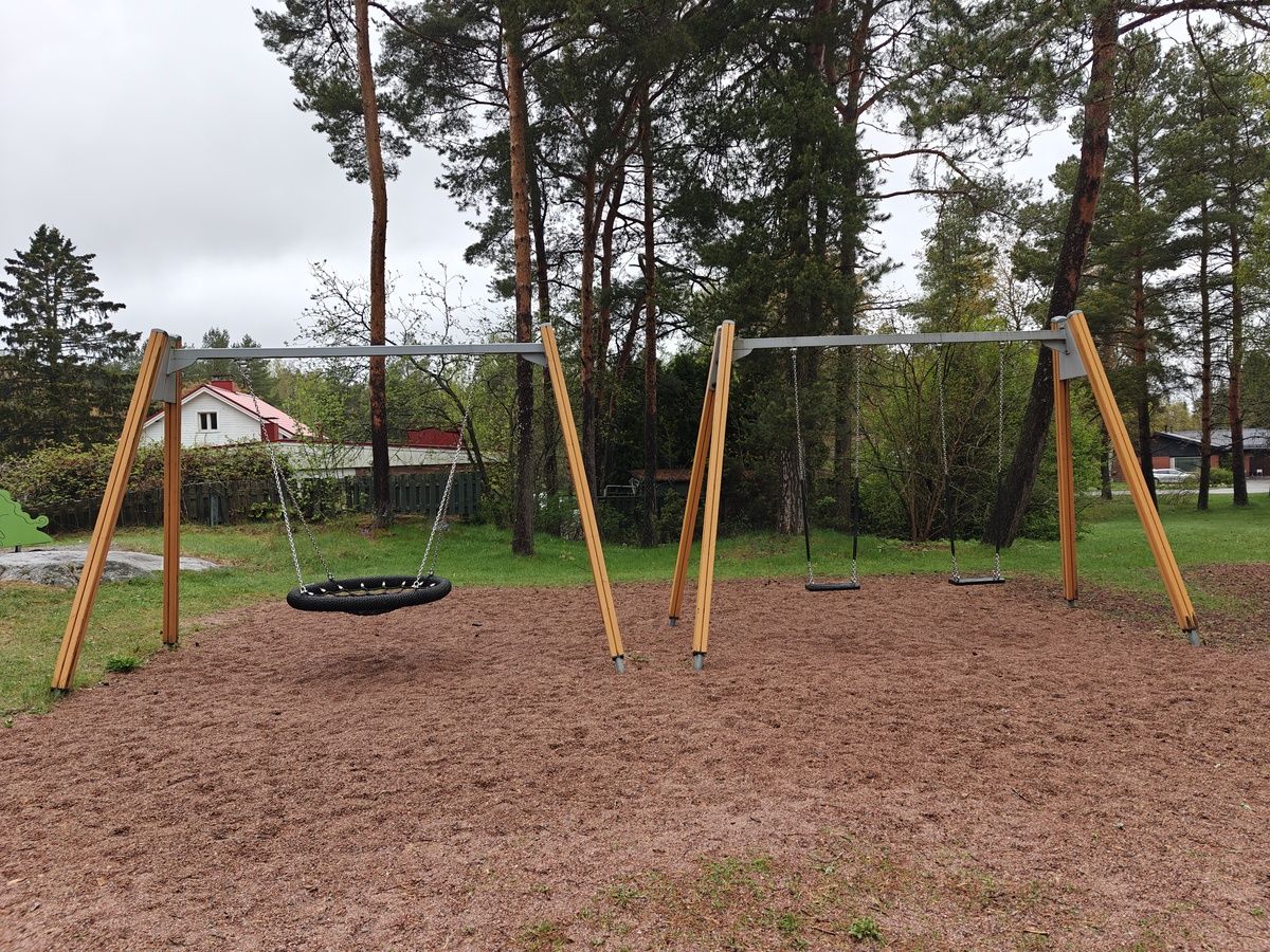 Hämähäkkikeinu ja lautakeinut.