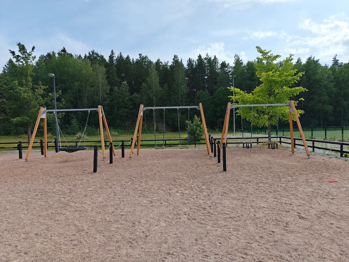 Hämähäkkikeinu, lautakeinut ja vauvakeinut.