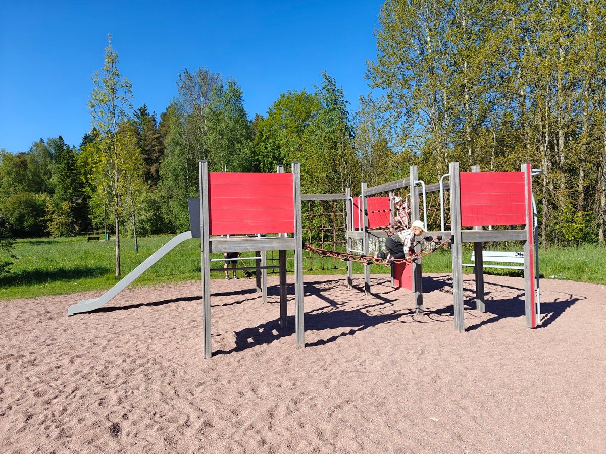Kiipeilyteline liukumäellä.