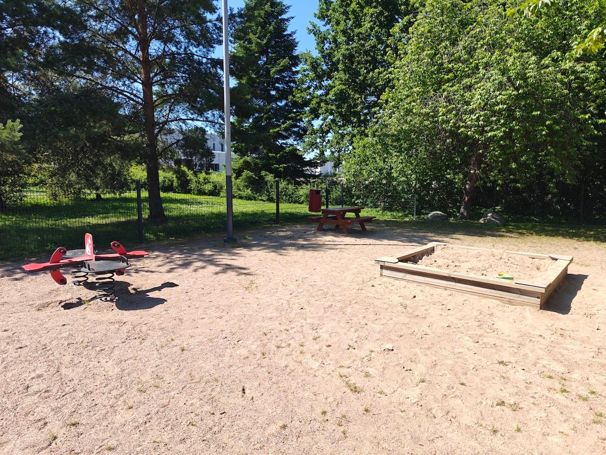Neljänistuttava jousiväline ja hiekkalaatikko.