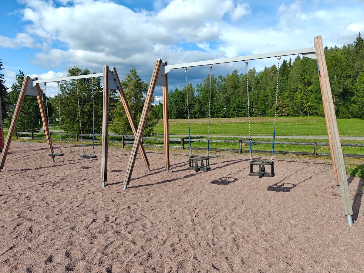 Kaksi lautakeinua ja kaksi vauvakeinua.