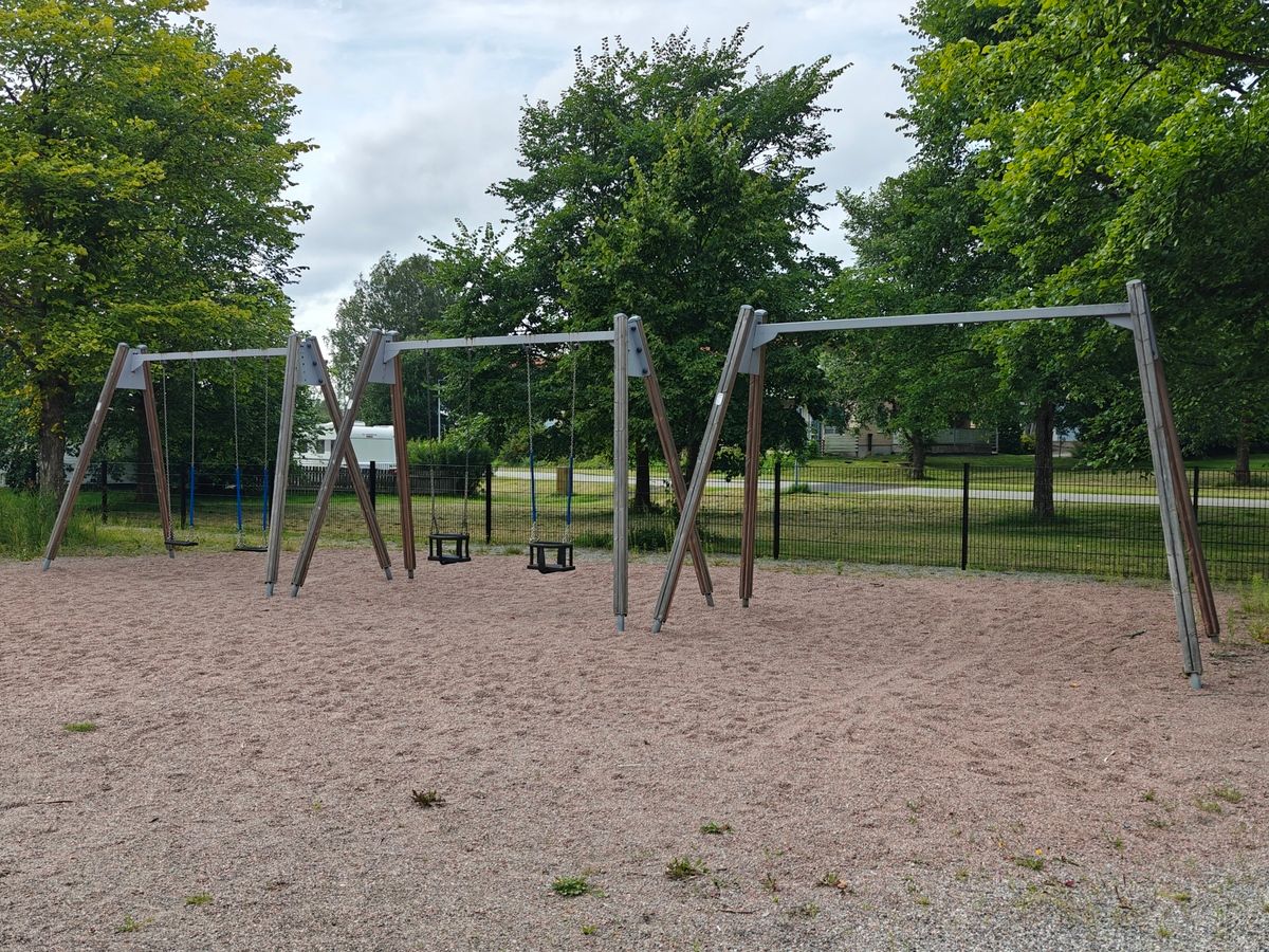 Lautakeinut ja vauvakeinu, hämähäkkikeinua ei vierailuhetkellä puistossa ollut.