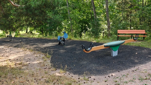 Kiikkulauta ja jousivälineitä.