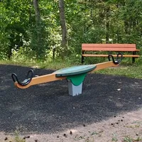 Kiikkulauta ja jousivälineitä.