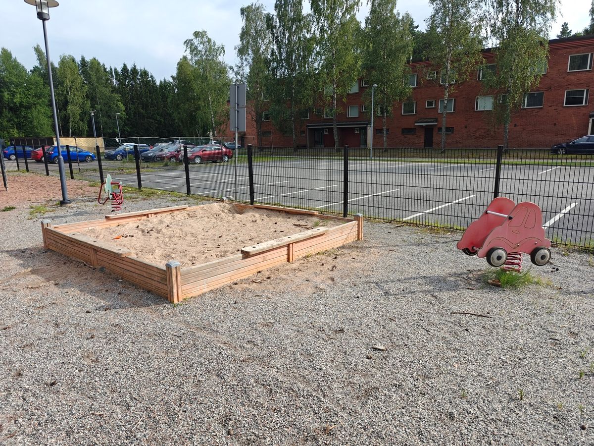 Hiekkalaatikko ja jousivälineitä.