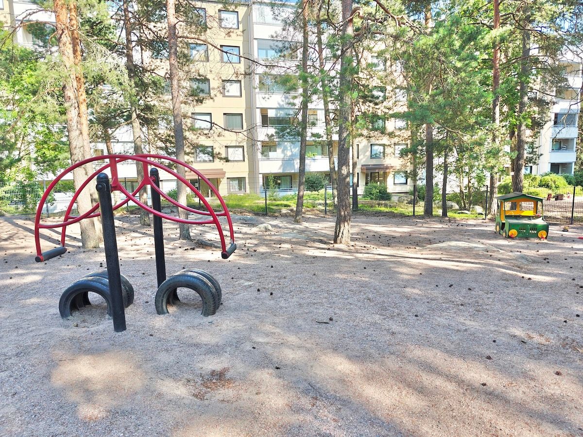 Kiikku ja autonmuotoinen leikkiteline.