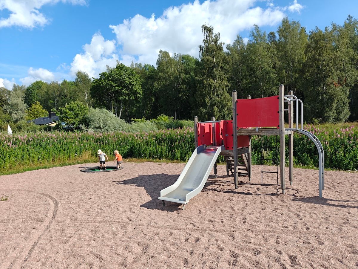 Kiipeilyteline liukumäellä ja trampoliini.