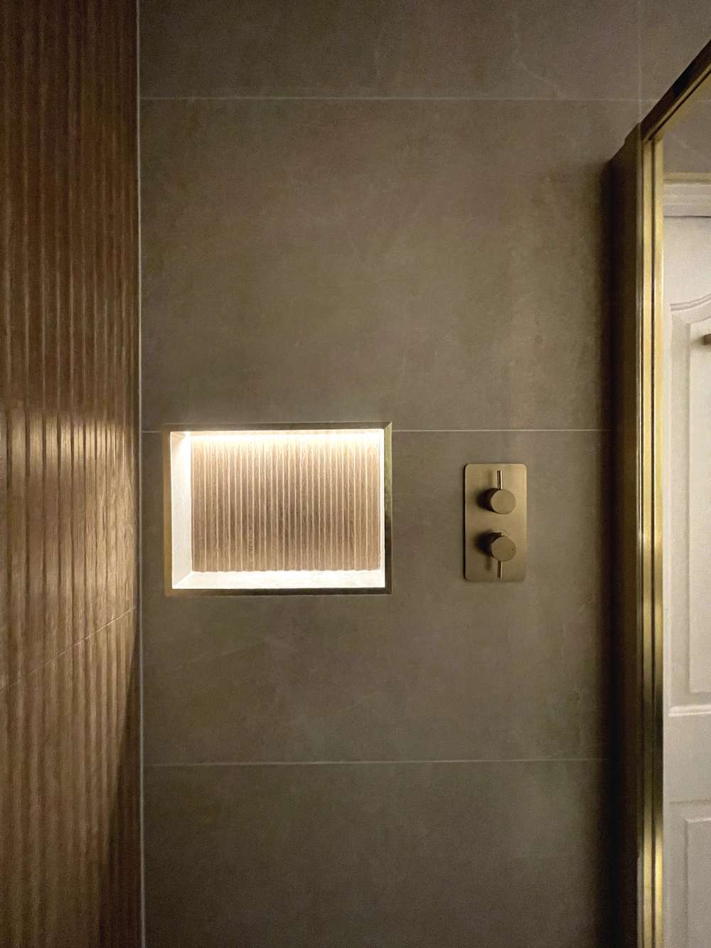 Lane Roble Noble Tile - LED Lit Alcove