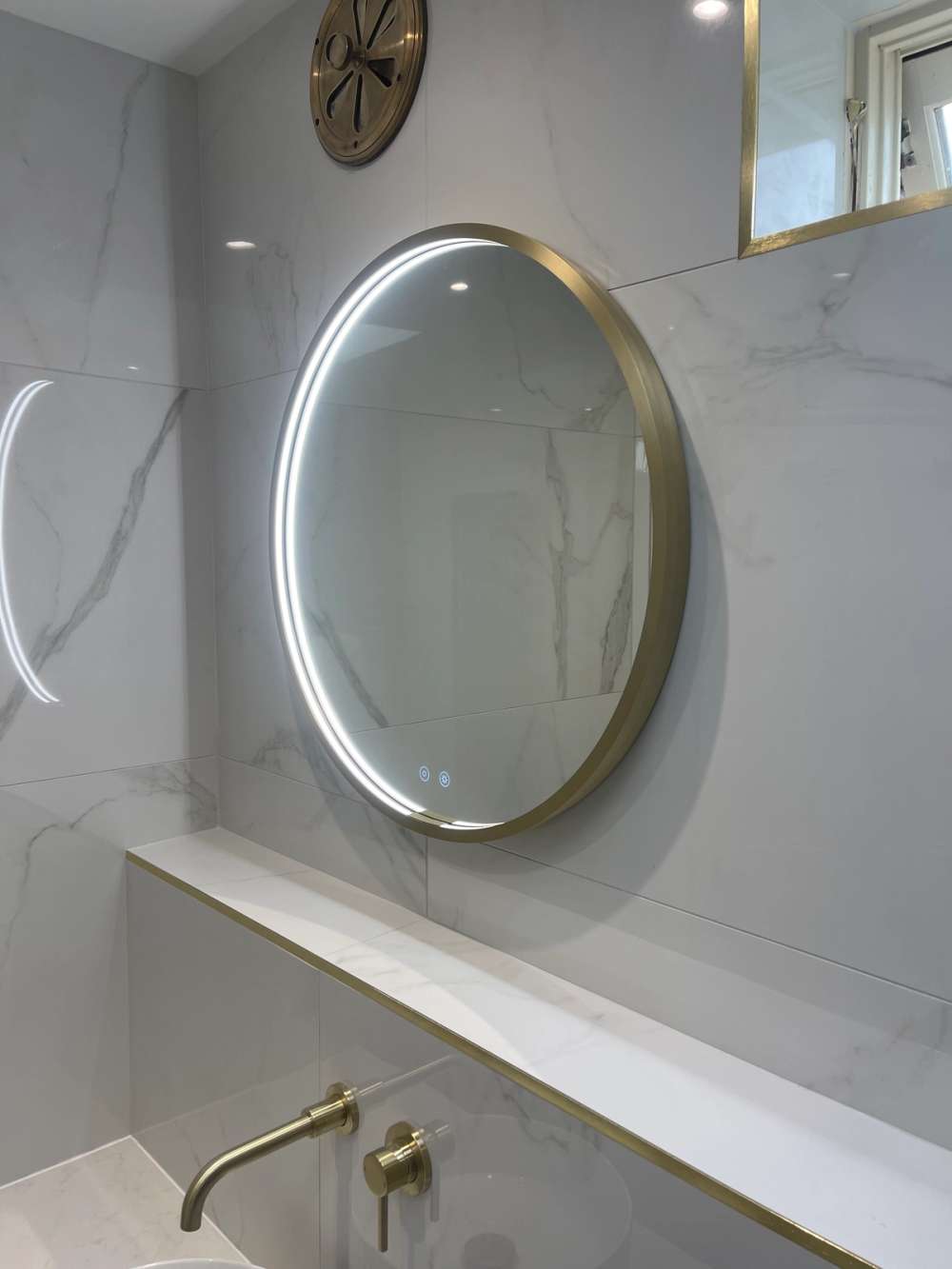 HIB Solaris 700 - Brushed Brass Mirror