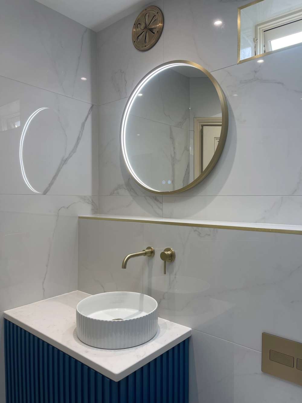 HIB Solaris 700 - Brushed Brass Mirror