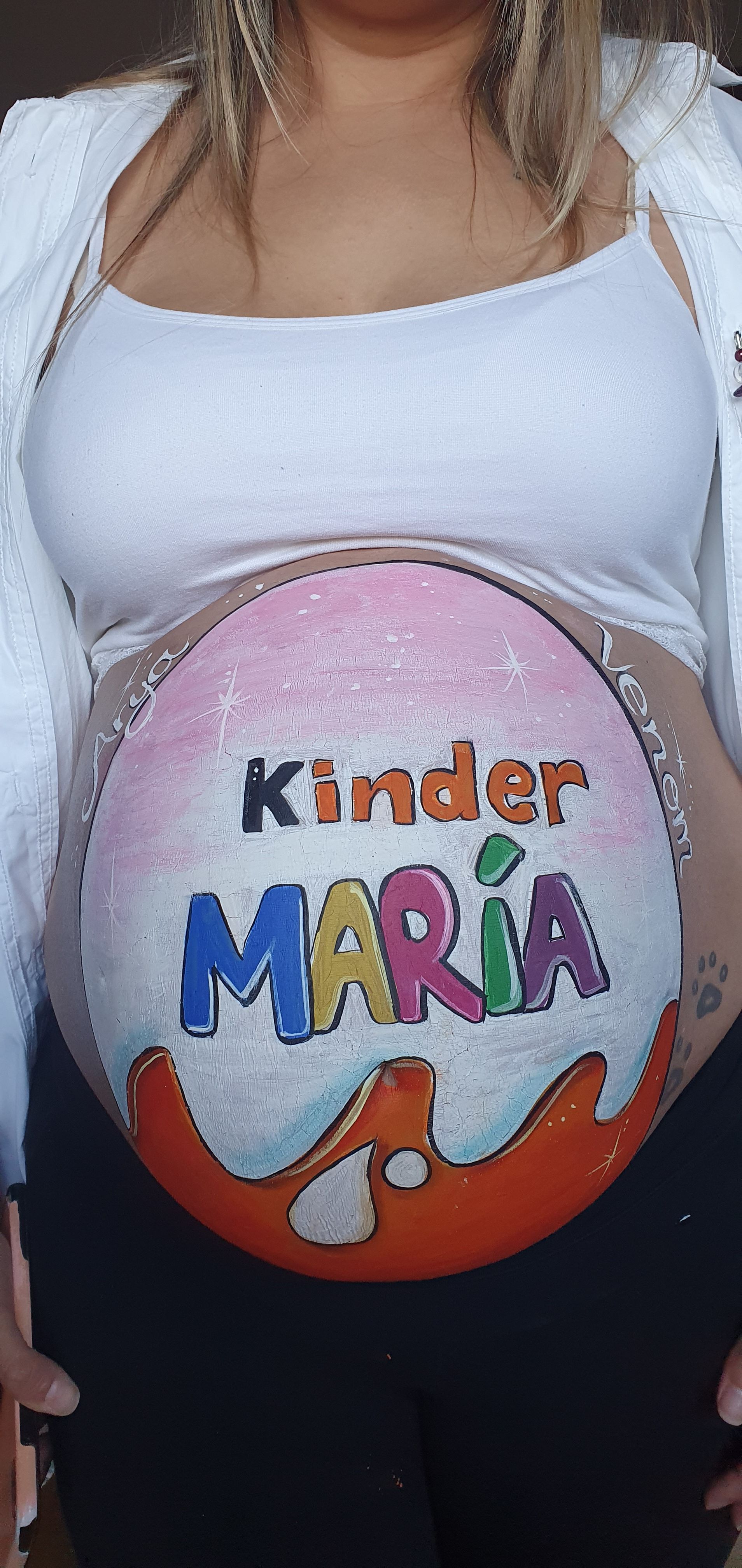 Diseño de bellypainting con el dibujo de un.huevo kinder