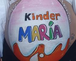 Diseño de bellypainting con el dibujo de un.huevo kinder