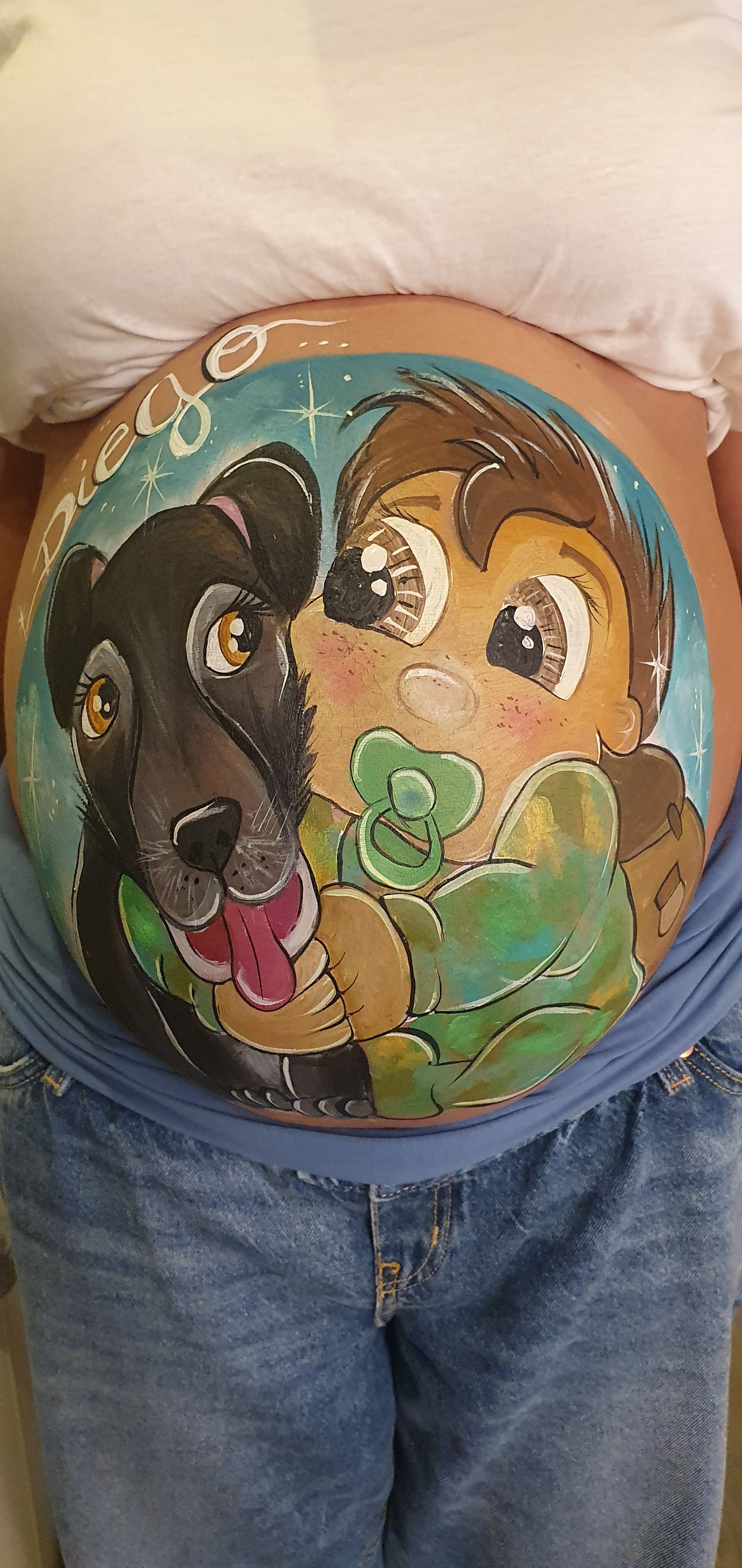 Mujer embarazada con diseño de bellypainting de un bebé  militar y su perrito