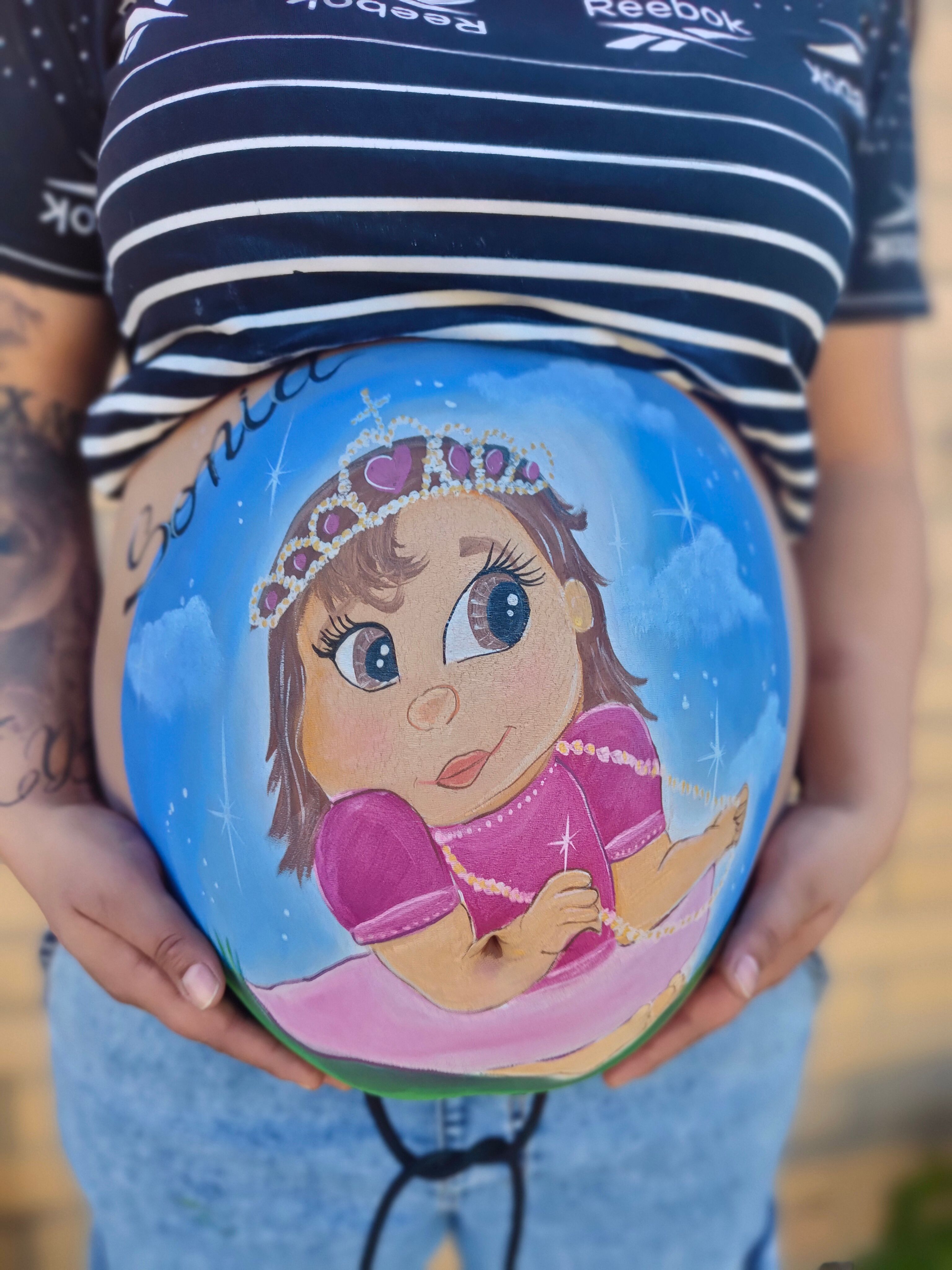 Diseño de bellypainting de niña de princesa 