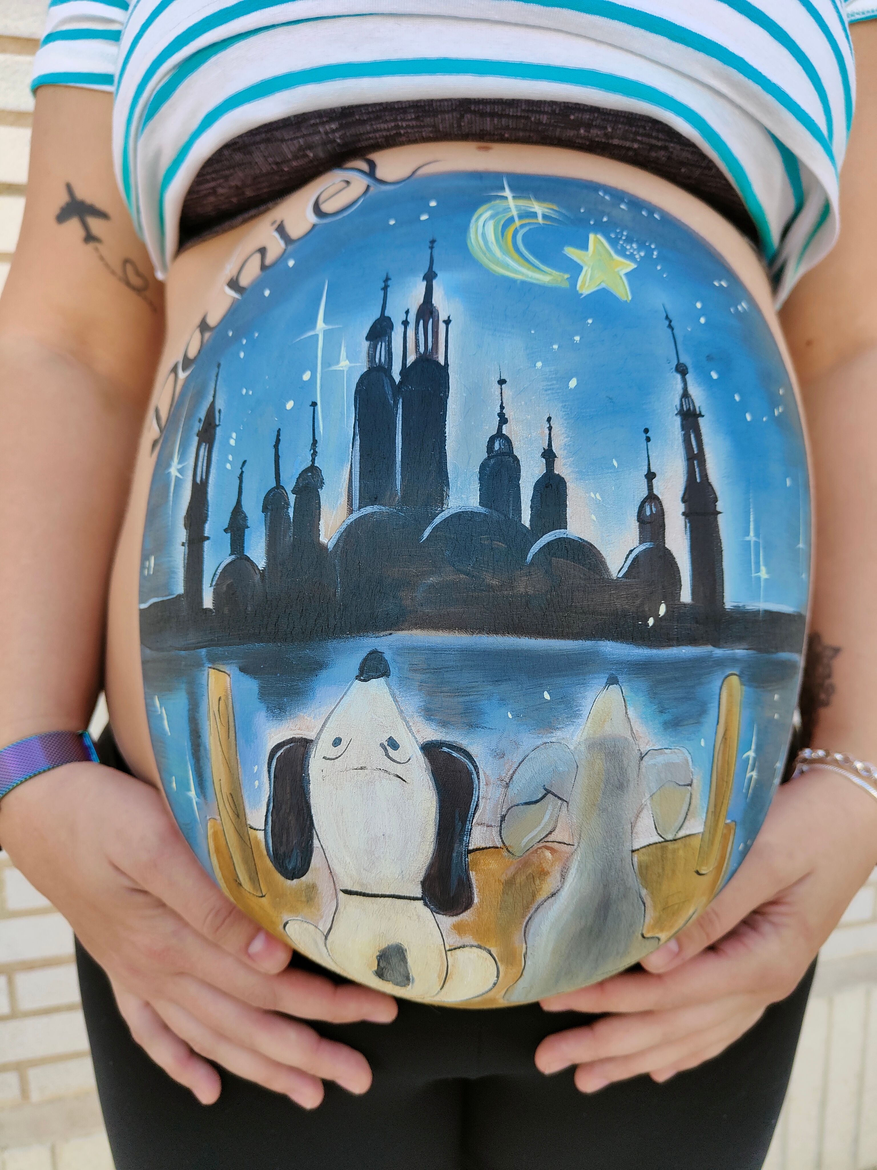 Diseño de bellypainting con el pilar y Snoopy con un perro