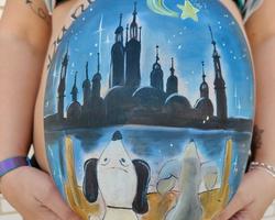 Diseño de bellypainting con el pilar y Snoopy con un perro