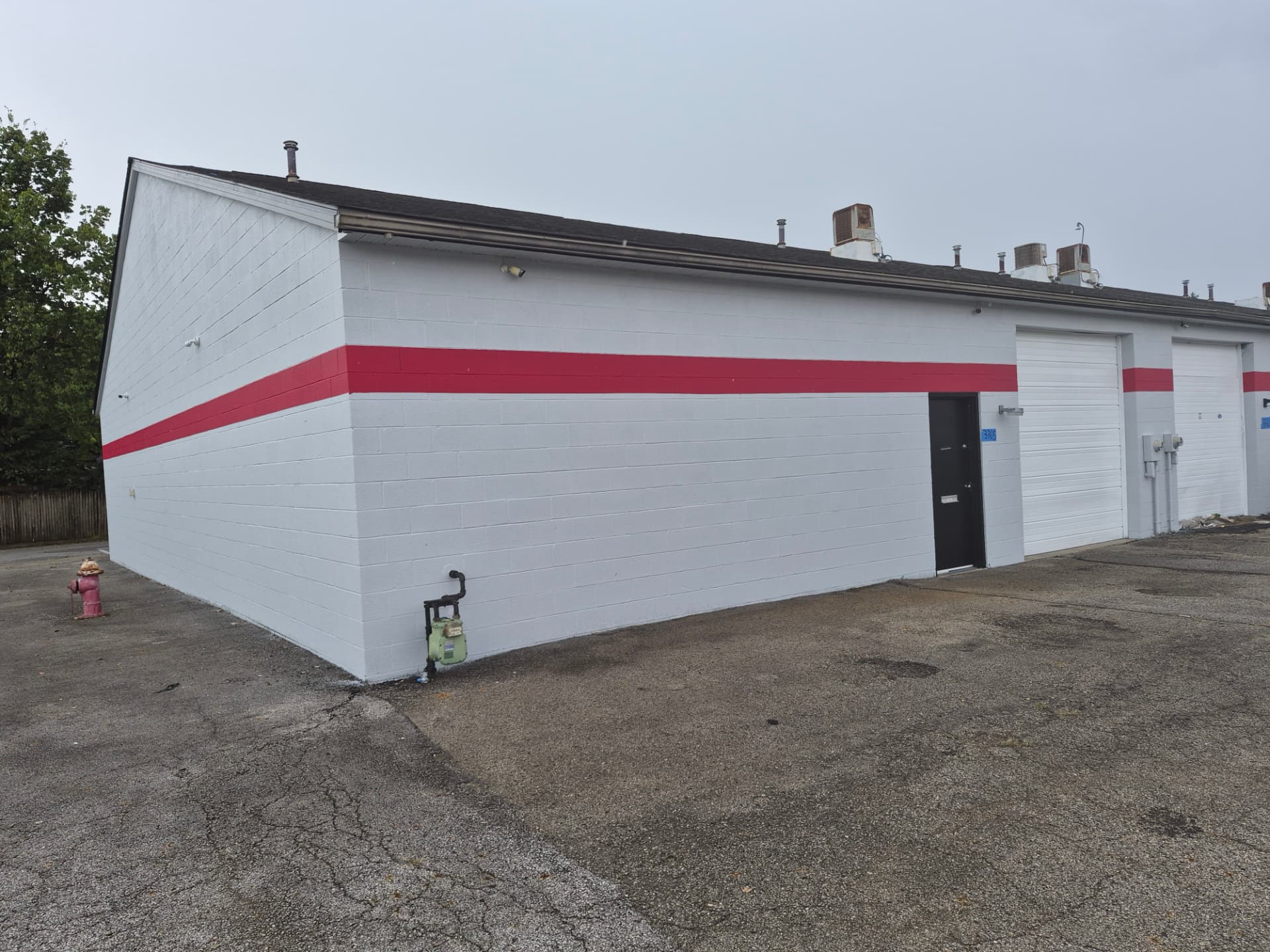 Exterior garage bays at Speedy Underhood Service in Columbus, Ohio