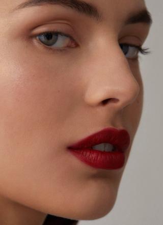 evie112_HB0923_BEAUTY_Chanel lipstick_AE-1.jpg
