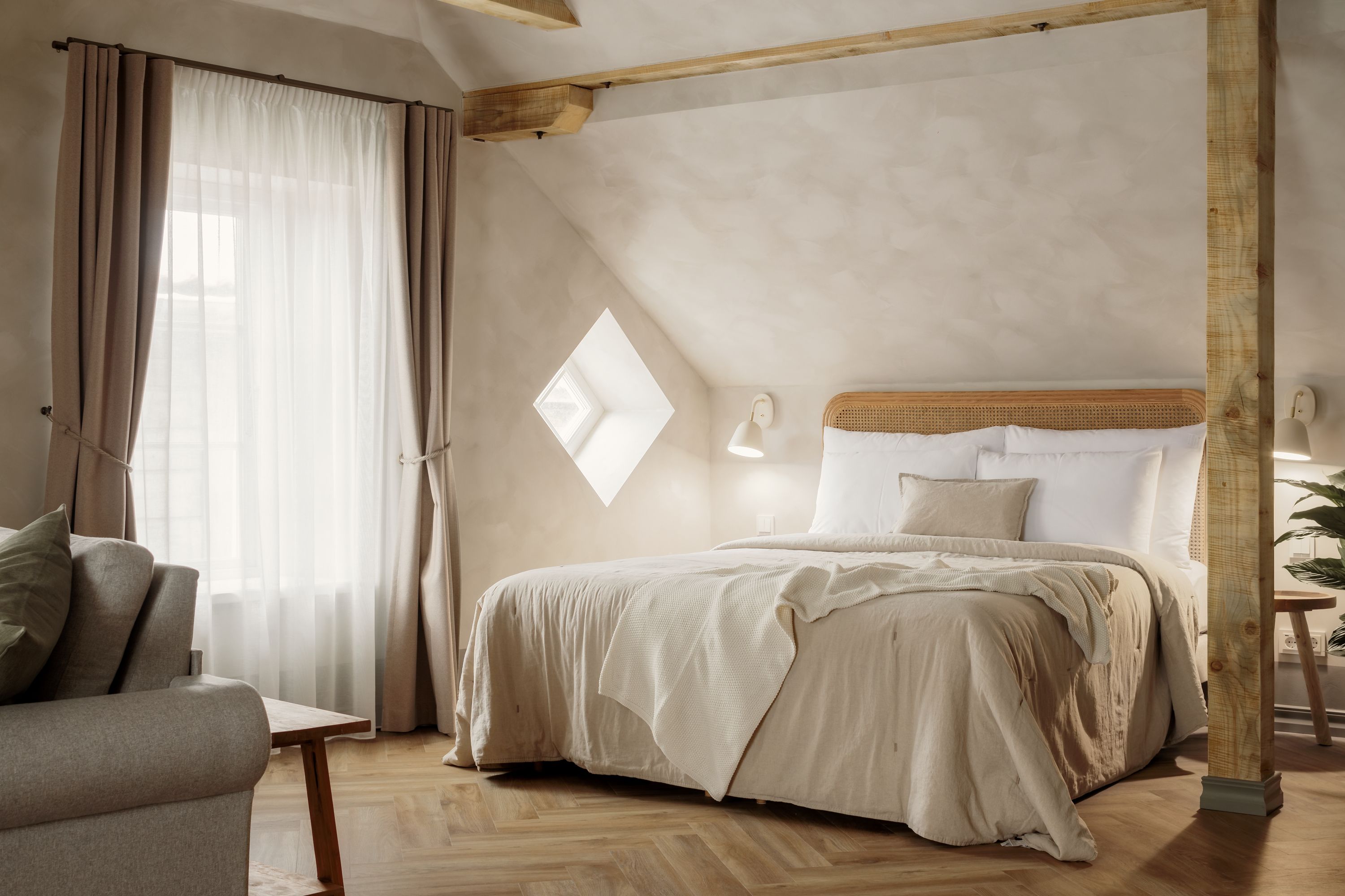 Spīdalas nams, Sestais - Image 2