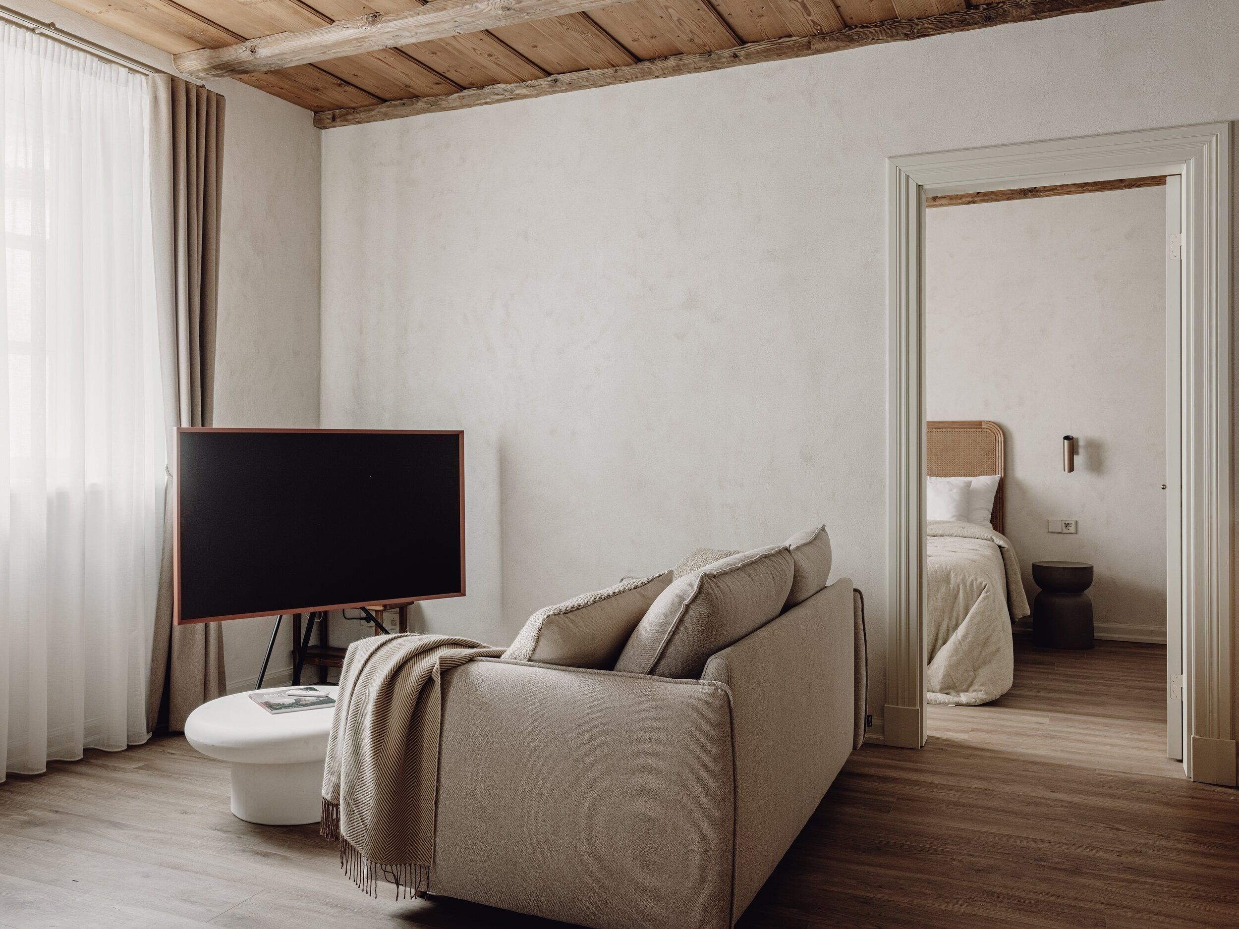 Mācītāja māja, Pirmais - Image 4