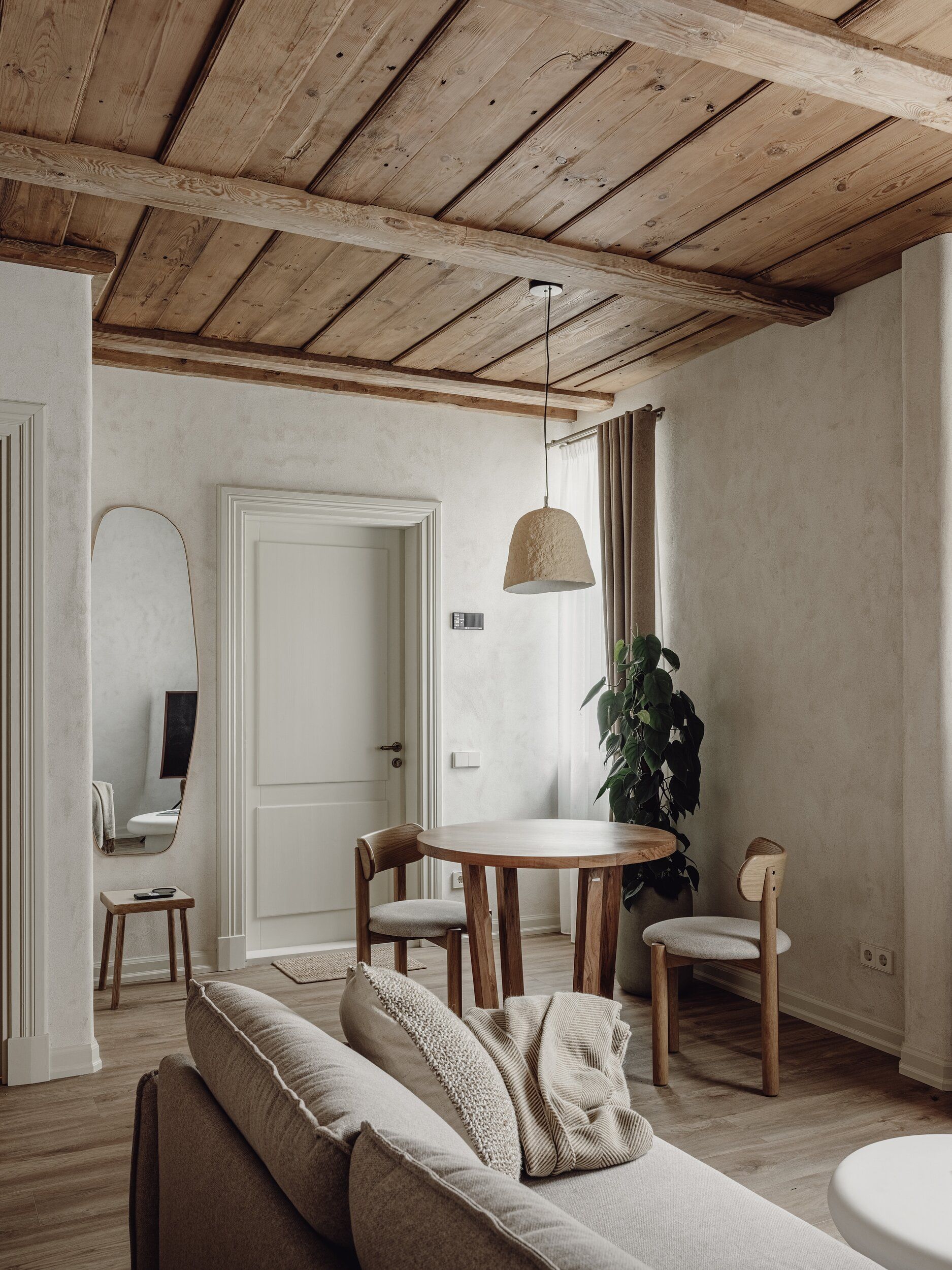 Mācītāja māja, Pirmais - Image 2