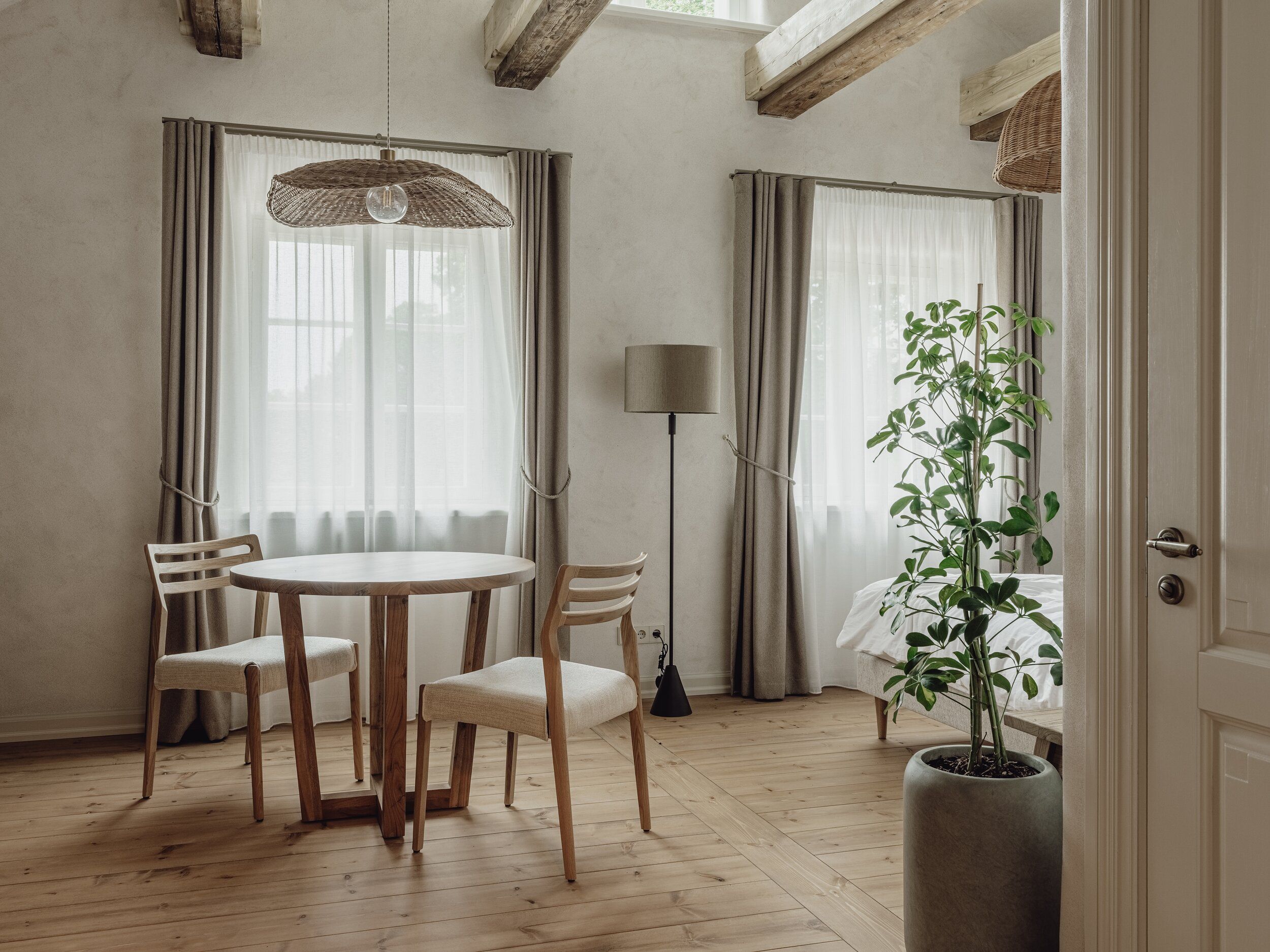 Mācītāja māja, Astotais - Image 2