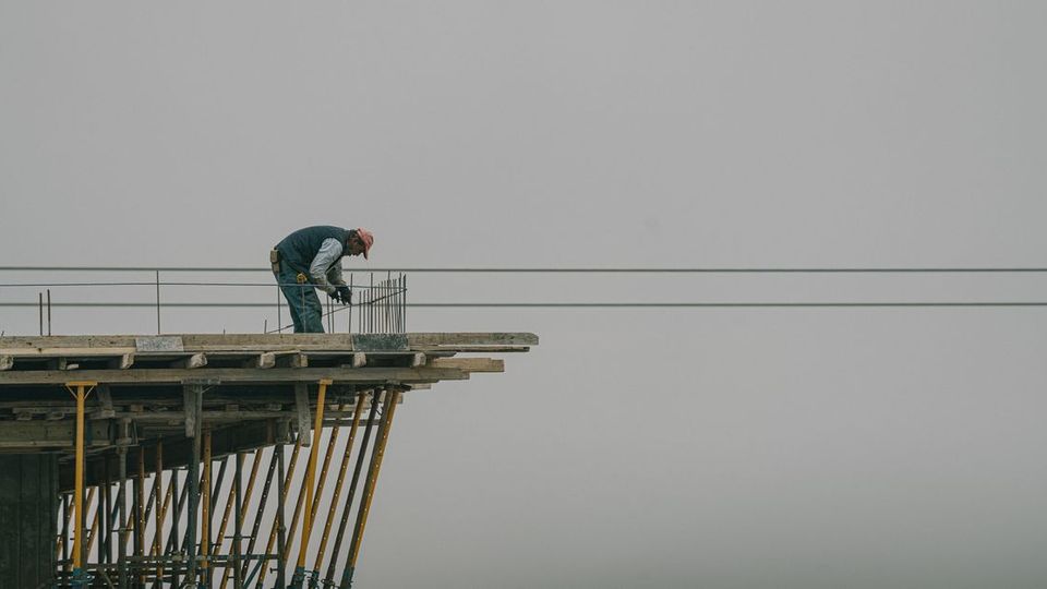 7 Subcontract Clauses That Quietly Shift Risk Onto Subcontractors