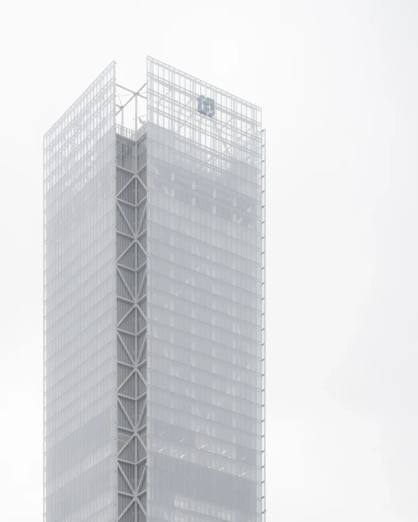 A very tall building with the letter l on it