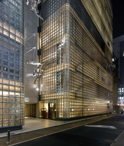 A building that has the word es on it