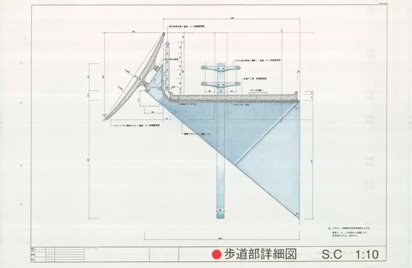 Detailed cross-section technical drawing of a pedestrian walkway with an angled sunshade, dimensions, and Japanese text.