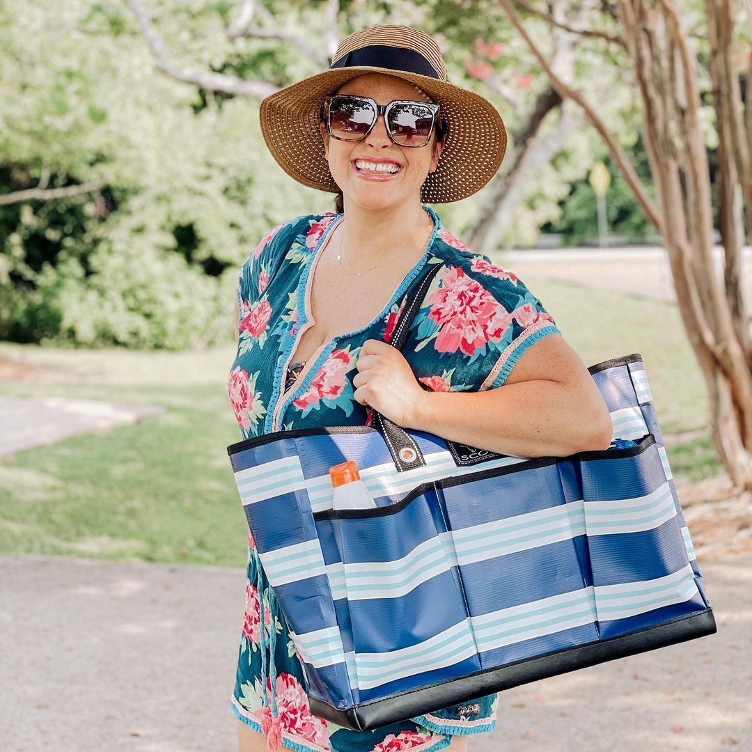 Lady with beach bag