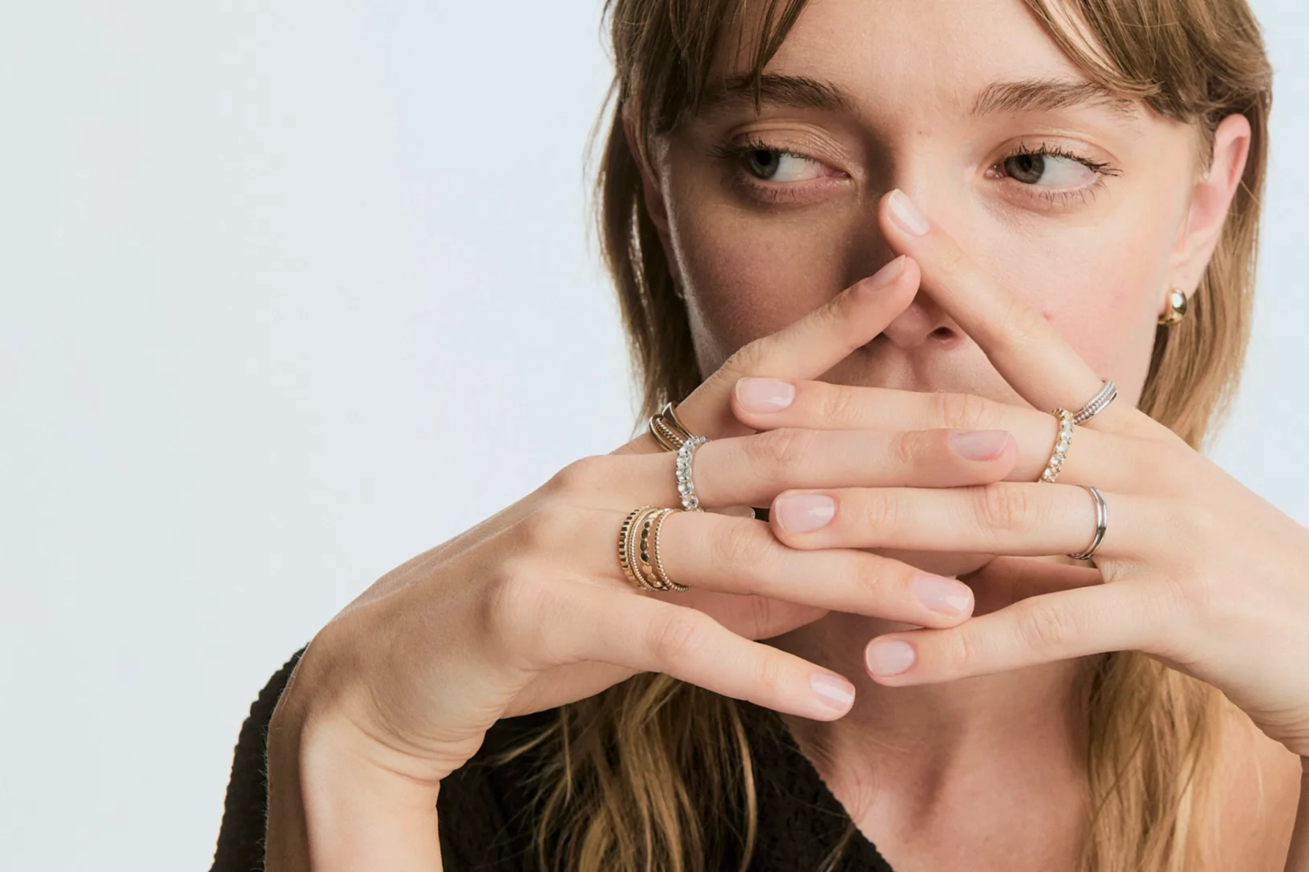 Model with rings on