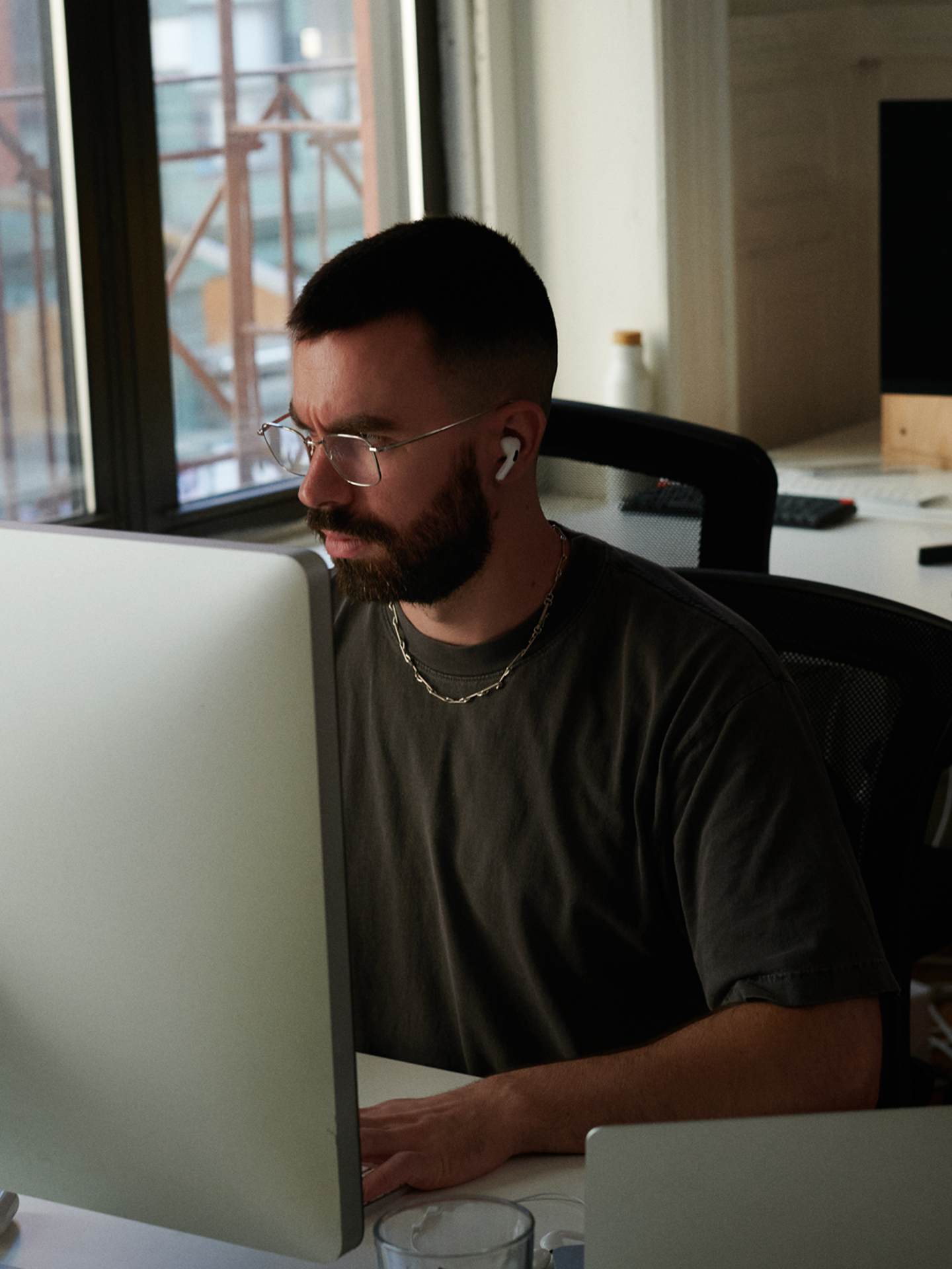 domaine employee working on comp