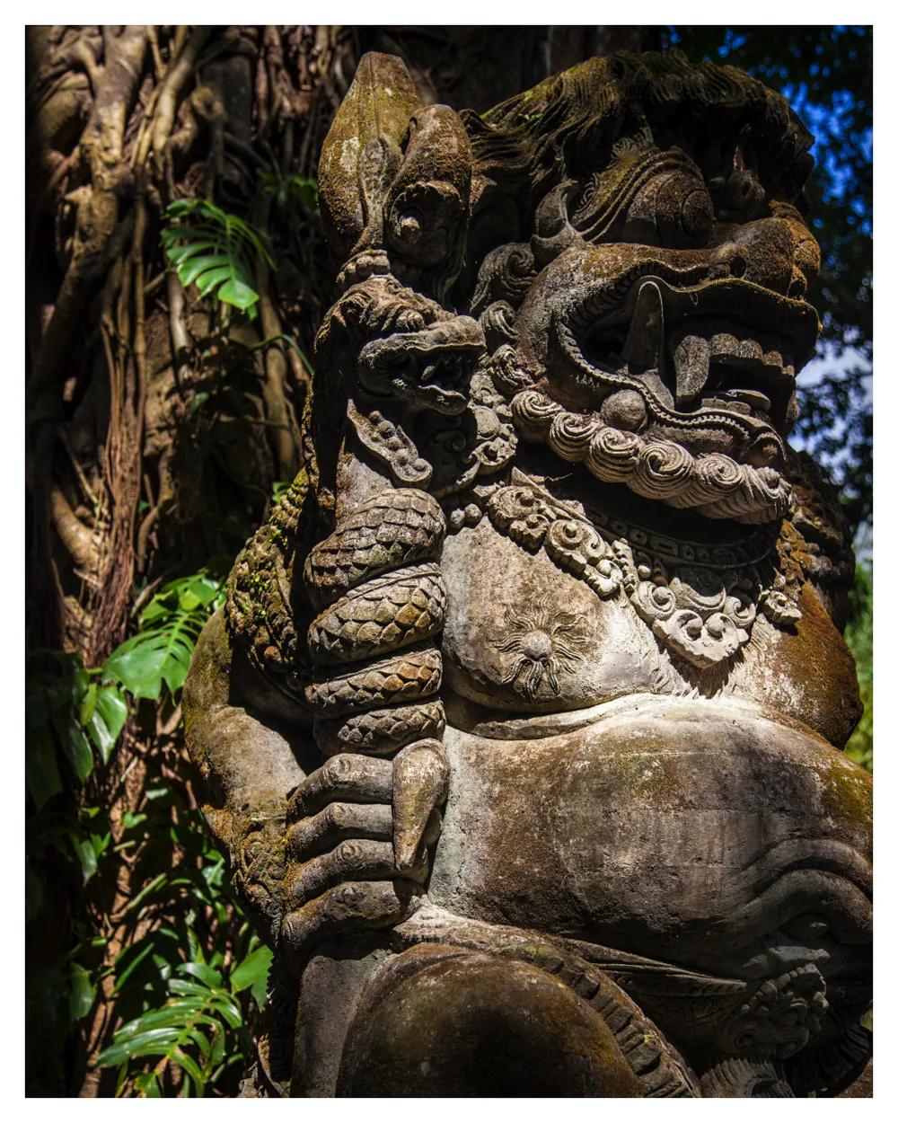 Statues — photograph 4