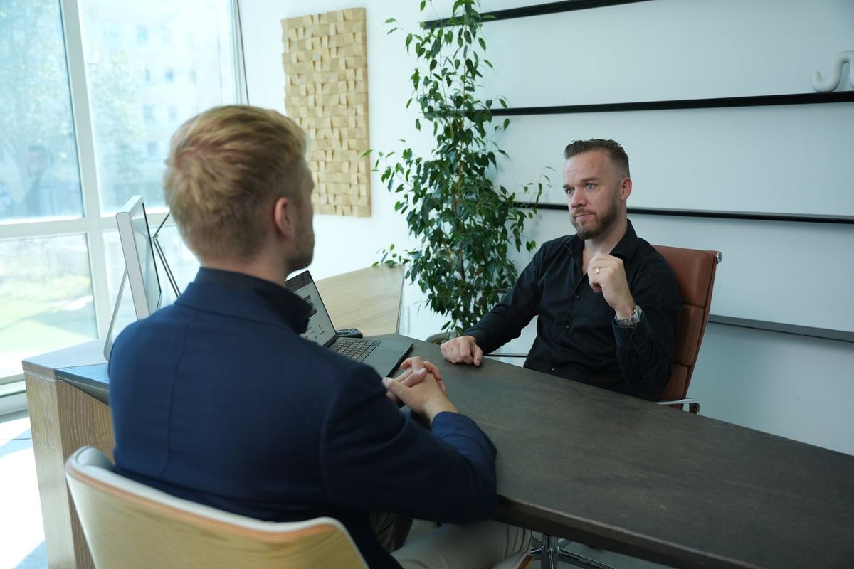 Lucas Bakx in a meeting at the Amplifyre office