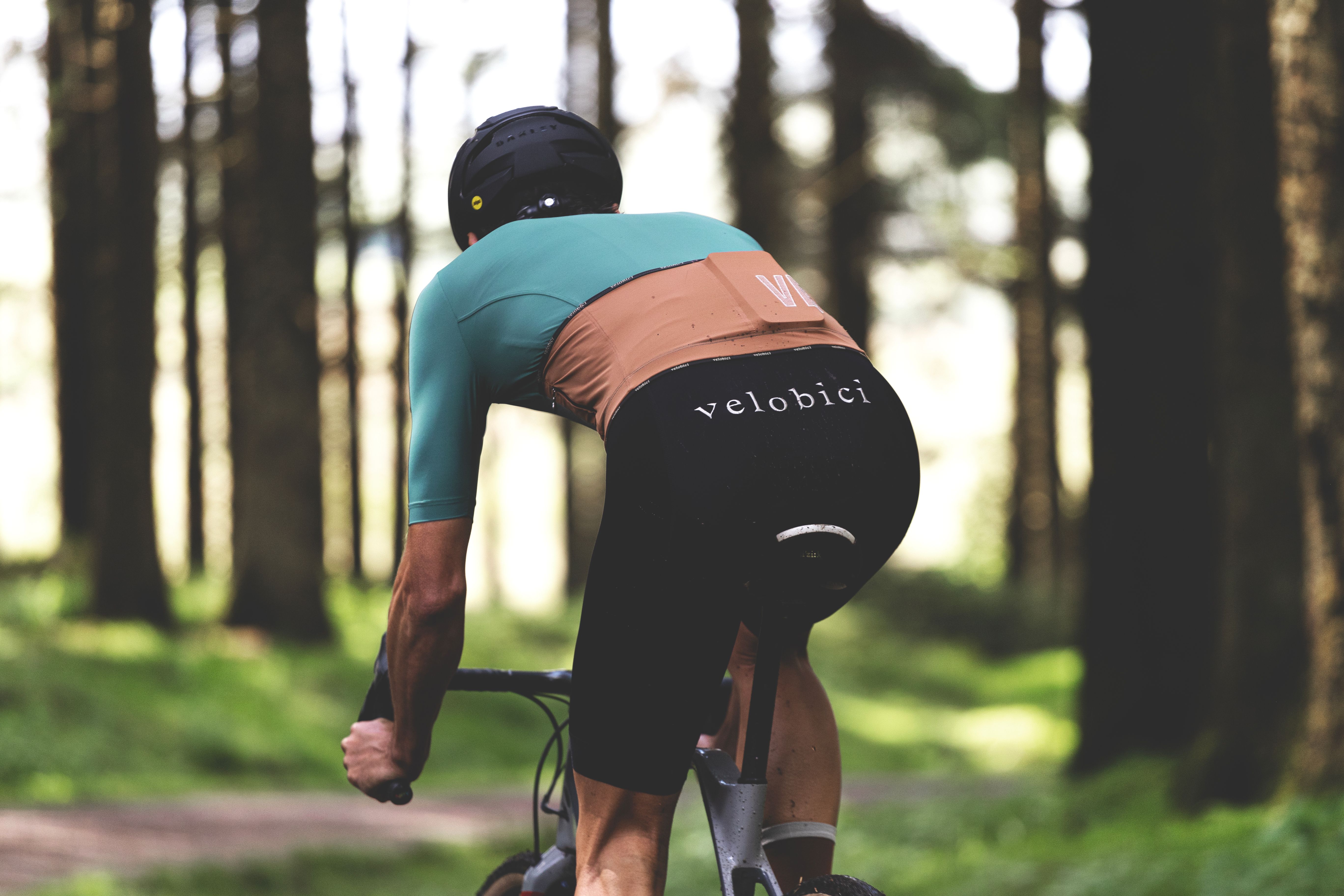 velobici ベロビッチサイクルジャージ 半袖/ビブショーツ/アームウォーマ 美しい“服”を着る。「Velobici」のモダニストジャージ&ビブ
