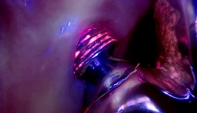 Qray fluorescence image of the same implant with red along the threads