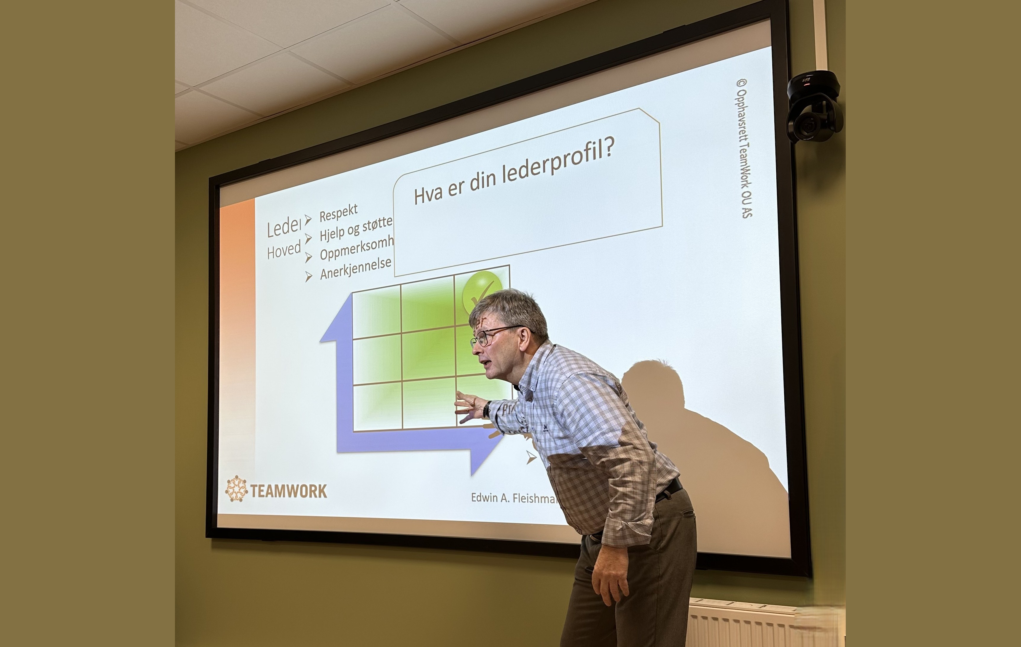 Runar Heggen som står å viser en graf på en presentasjon
