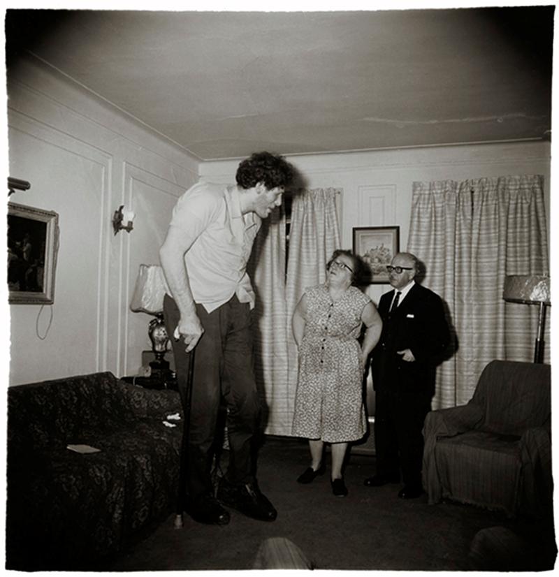 A Jewish giant at home with his parents in the Bronx, N.Y., 1970, printed 1970 - 71