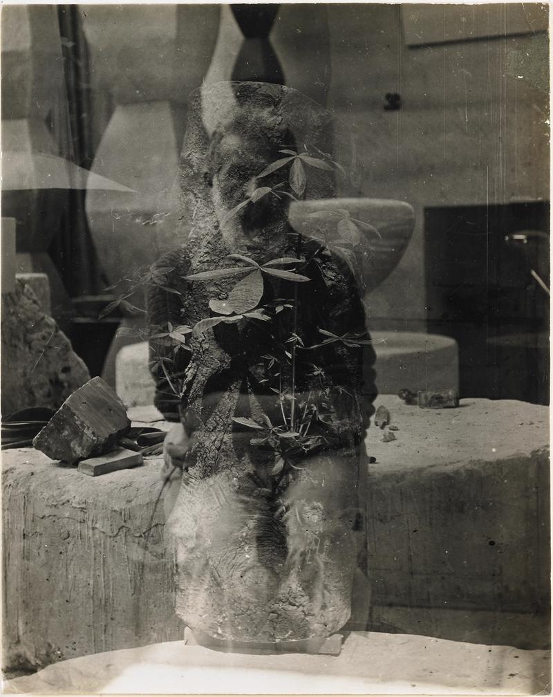 Autoportrait dans l'atelier et tronc d'arbre, Paris, c. 1933