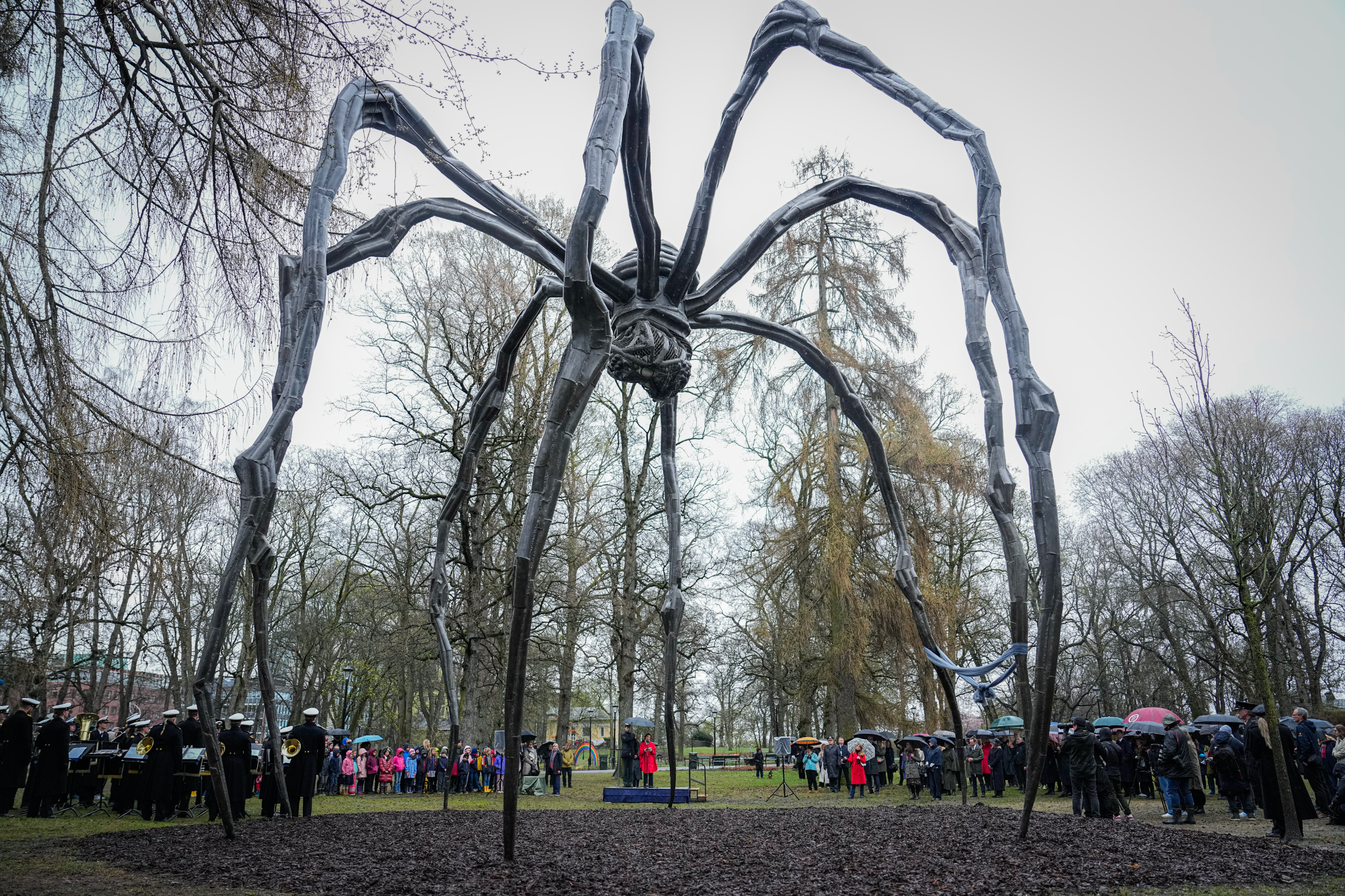 Louise Bourgeois' ikoniske skulptur på plass i Slottsparken