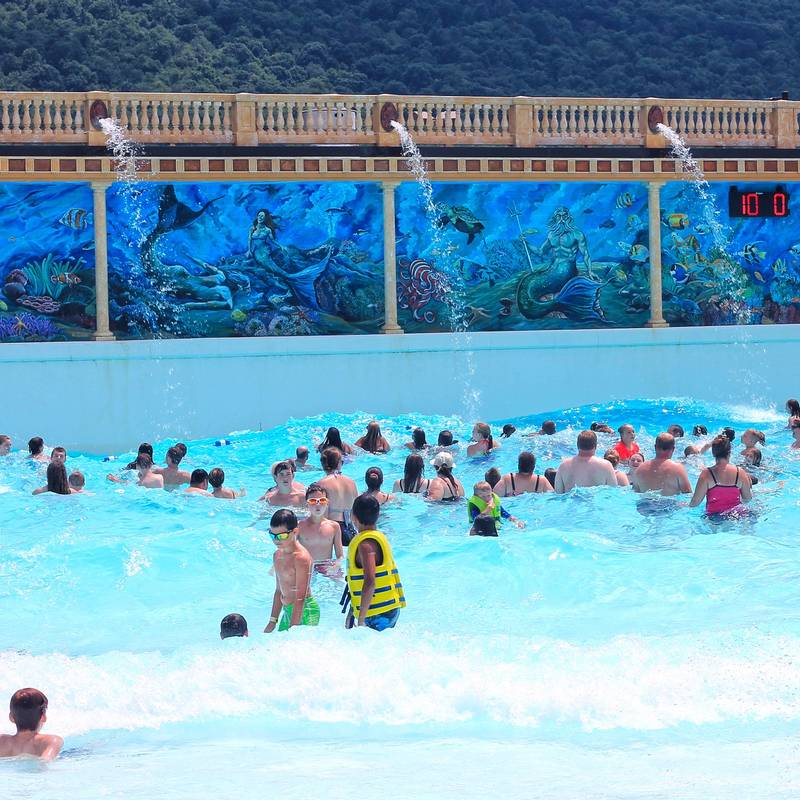 Wave Oceano - Wave Pool at DelGrosso's Park Laguna Splash.