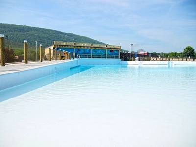 Wave Oceano pool at the Laguna Splash Water Park