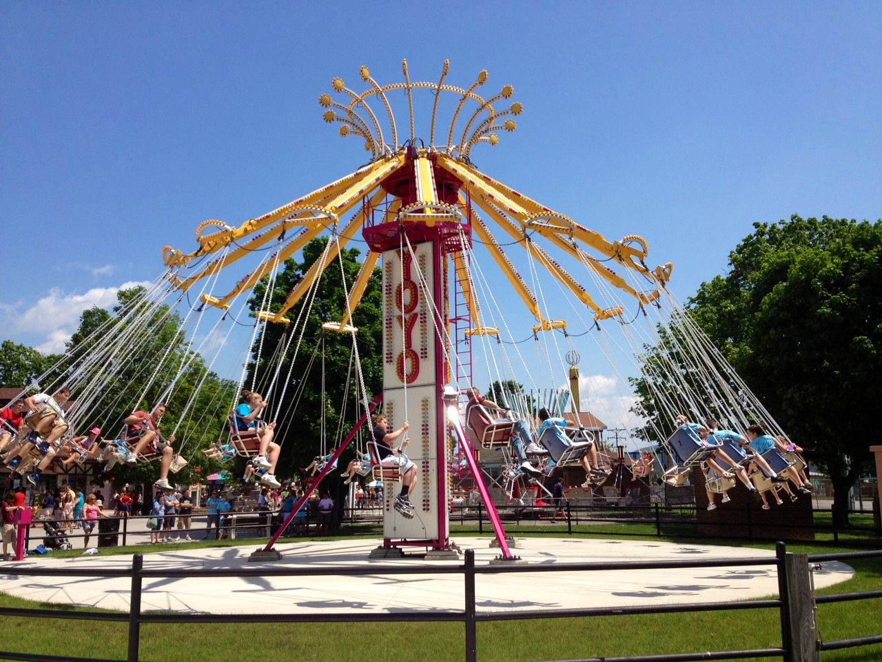 Image of guests on the X-Scream Tower ride