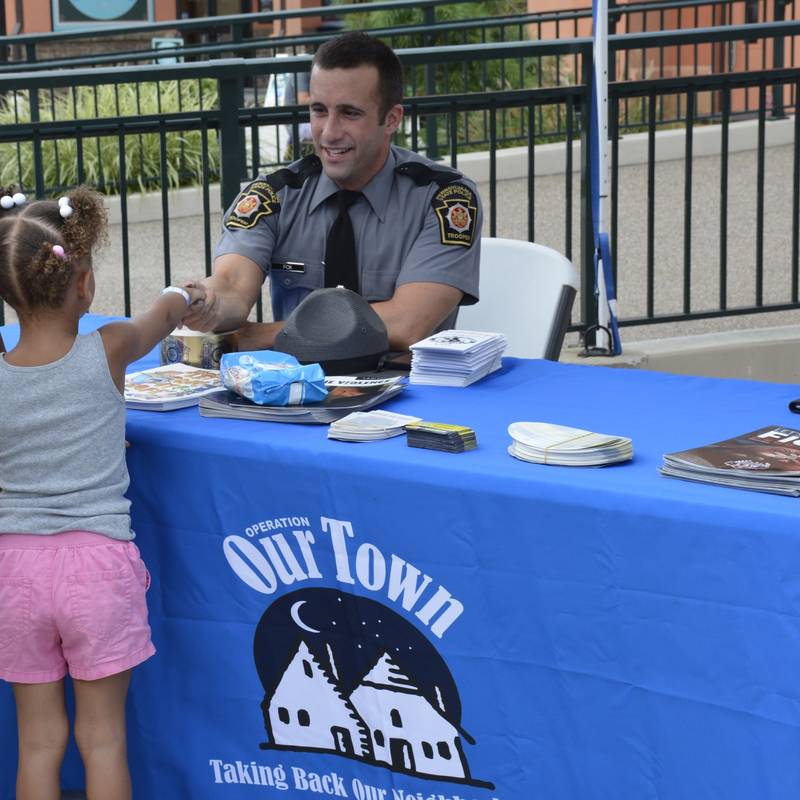 State Trooper visiting with kids at the Park.